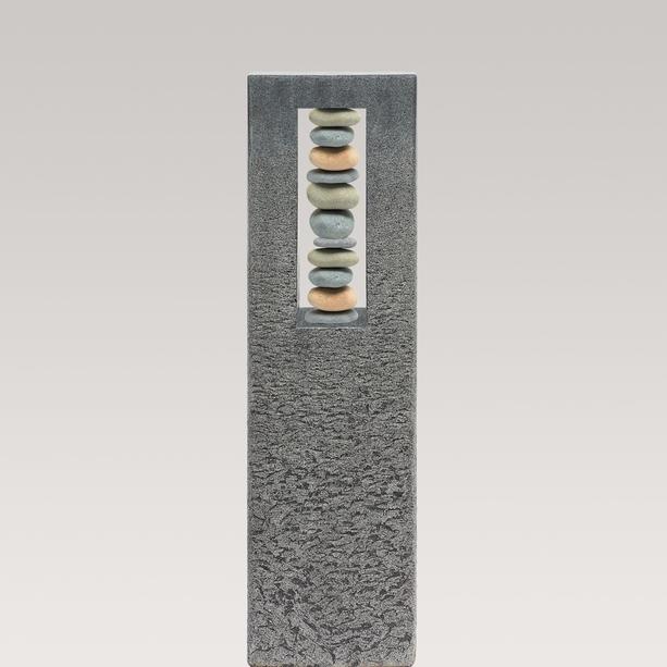 Granit Grabstein Stele Urnengrab mit Kieselsteinen - Celenta Pietra