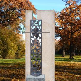 Heller Urnengrabstein - Kalkstein mit Bronze Kreuz -...