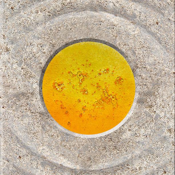Muschelkalk Urnengrabstein zweiteilig hell/dunkel mit Glas in gelb - Sovello Sola