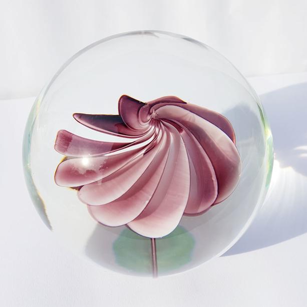 Grabstein Granit mit Glaskugel & Blume - Raphael Speculo
