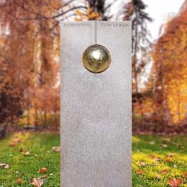 Urnengrabstein aus Granit New Rosa mit Kugel in Blattgold...