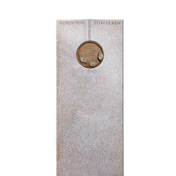 Urnengrabstein Granit New Rosa mit floraler Bronze Schrifttafel - Raphael Vivere