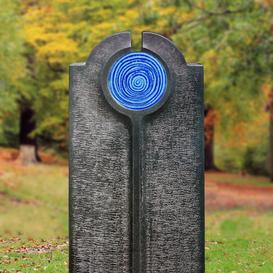 Moderner Urnengrabstein mit blauem Glas Symbol Spirale -...
