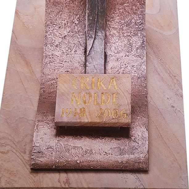 Moderner Urnengrab Liegestein mit Bronze Symbol Floral - Valletri