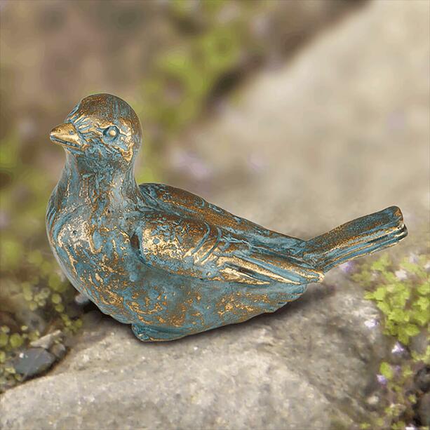 Sitzender Bronzevogel klein mit grüner Patina - Spatz sitzend