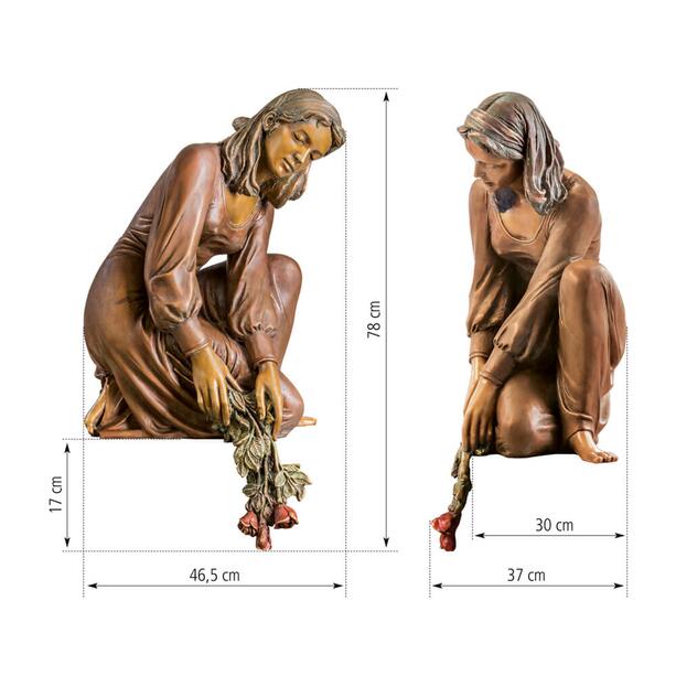 Bronzefrau kniet mit Rosenstrauß - Nerea