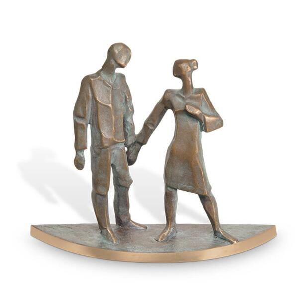 Mann und Frau aus Bronze als Grabschmuck - Spaziergang