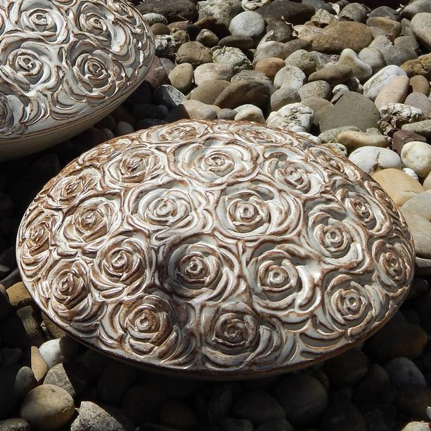 Kunstvolle sandfarbene Haustierurne mit Rosendekor aus Keramik - Larvik