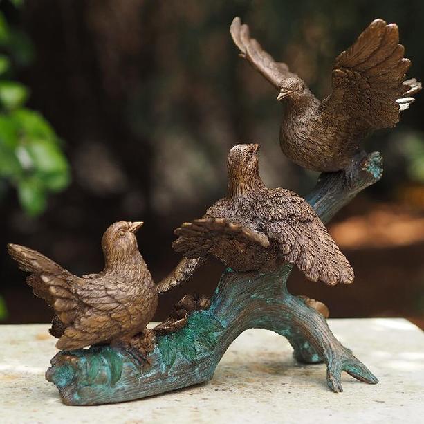 Bronzevögel auf grünem Ast als Grab Tierfigur - Balz