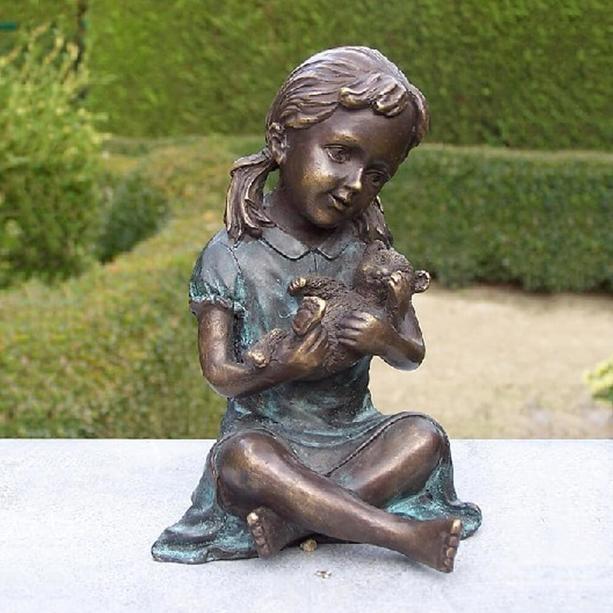 Sitzendes Mädchen hält Teddybär - Bronzefigur - Annelie