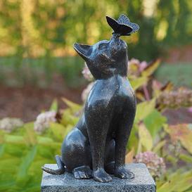 Sitzende Bronze Katze mit Schmetterling auf Nase - Katze Lea