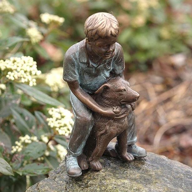 Grab Bronzefigur Junge hält sitzenden Hund - Paul & Bello