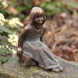 Mädchen sitzt auf Stein - Grab Bronzefigur - Leana