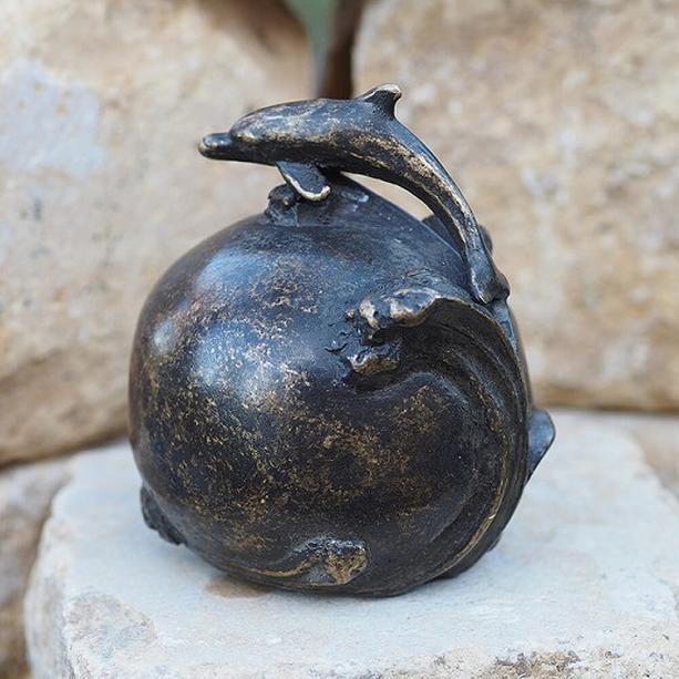 Delfin auf Welle - Bronze Gedenkfigur fürs Grab - Kugel der Freiheit