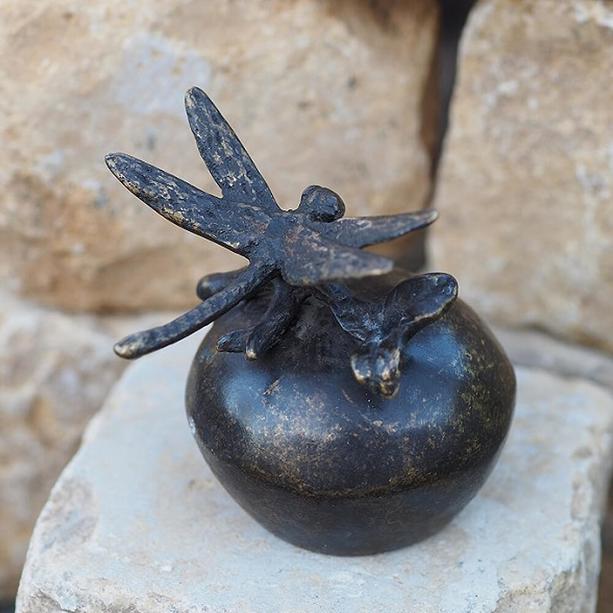 Libelle sitzt auf Stein als Bronze Grab Tierfigur - Libellentanz
