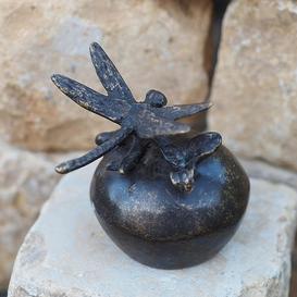 Libelle sitzt auf Stein als Bronze Grab Tierfigur -...