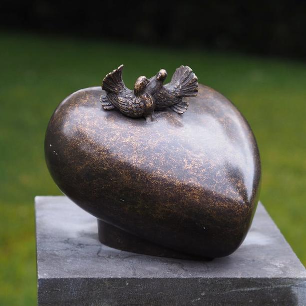 Turtelnde Tauben sitzen auf Herz - Bronze Grabskulptur - Turtelherz