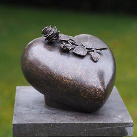 Herz Grabfigur mit Rosenblüten aus Bronze - Rosenherz