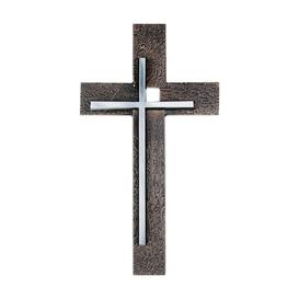 Modernes Grabkreuz mit schmalem Kreuz im Vordergrund zur...