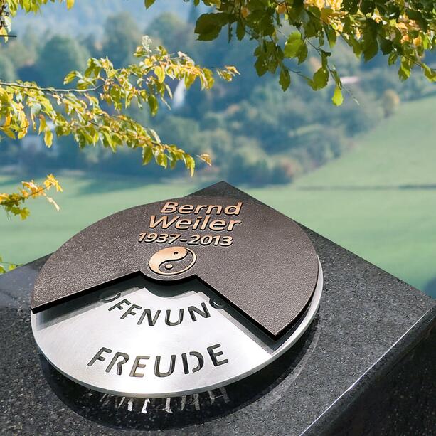 Drehbare Bronzeplatte als einzigartige Gedenktafel für das Grab - Irata