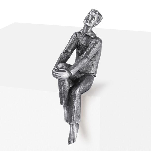Sitzender Junge aus Metall als moderne Grabdekoration - Puer / Aluminium