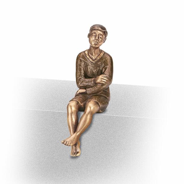 Sitzender Junge - moderner Grabschmuck aus Bronze oder Aluminium - Adeo / Bronze