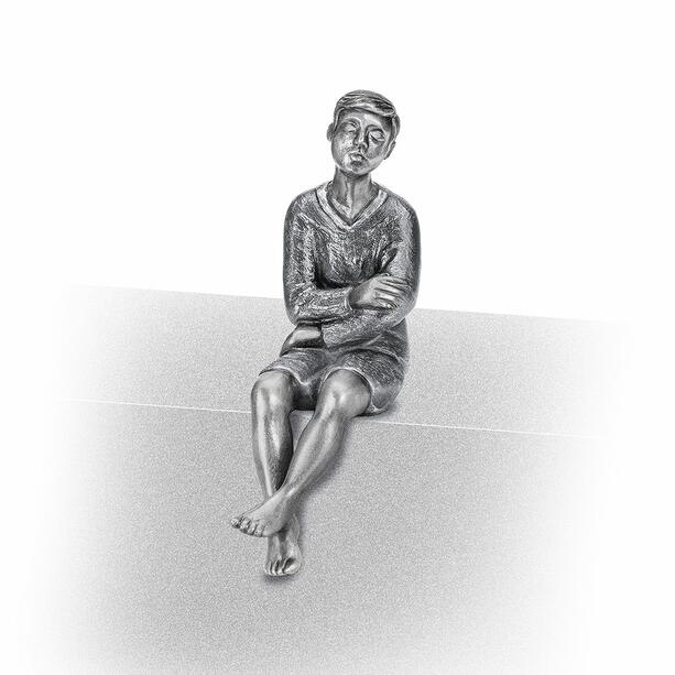 Sitzender Junge - moderner Grabschmuck aus Bronze oder Aluminium - Adeo / Aluminium