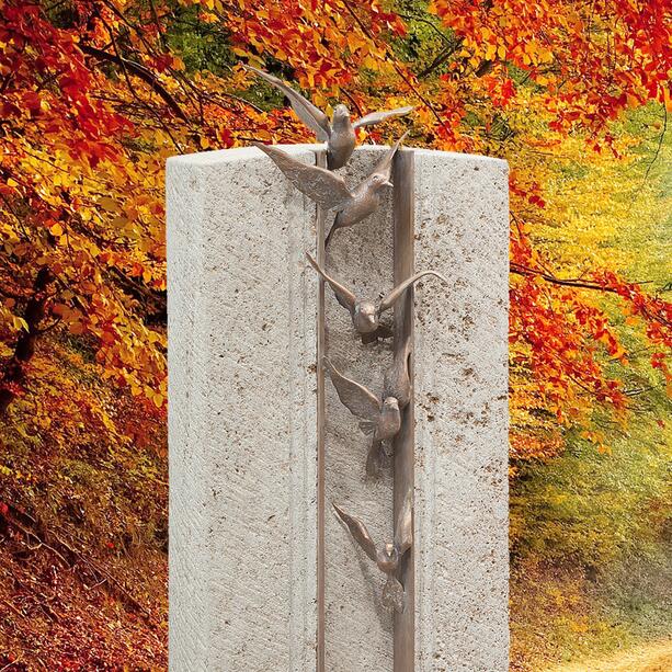 Einzelgrabstein aus Kalkstein mit Bronzeornament Motiv Vögel - Volare