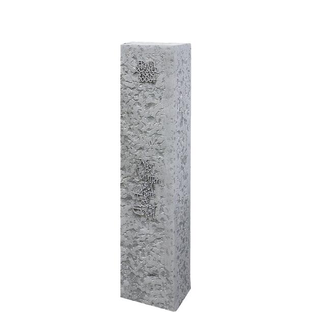 Moderne Urnengrab Grabstele aus hellem handwerklichem Kalkstein  - Caserta Orbis