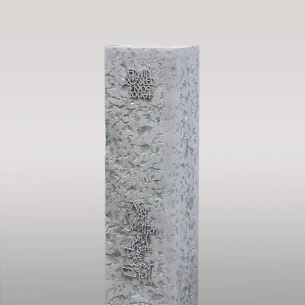 Moderne Doppelgrab Grabstele aus hellem handwerklichem Kalkstein  - Caserta Orbis