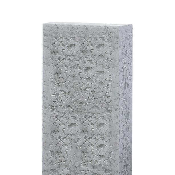 Rustikaler Grabstein für ein Urnengrab aus hellem Kalkstein - Caserta