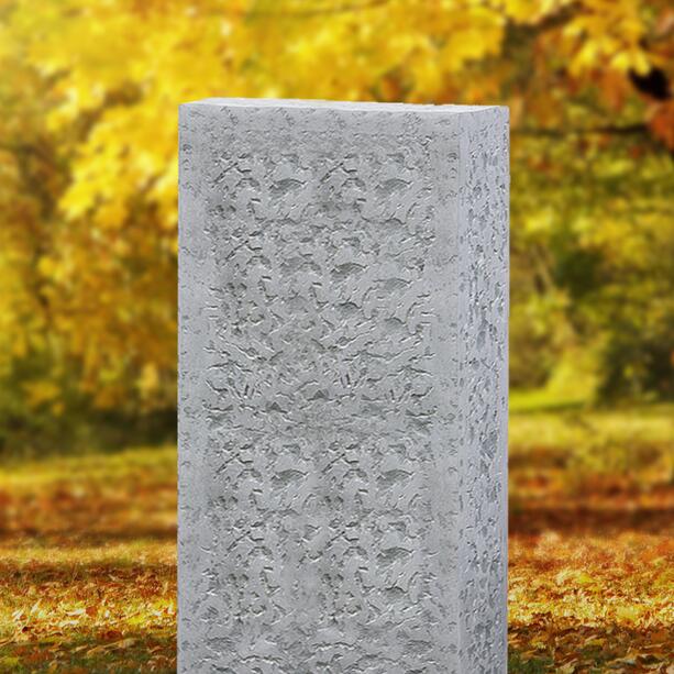 Rustikaler Grabstein für ein Einzelgrab aus hellem Kalkstein - Caserta