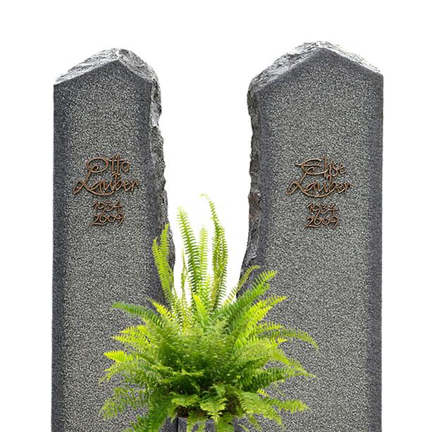 Zweiteiliges Granit Grabmal für ein Doppelgrab mit Farnbepflanzung - Magnus Verde