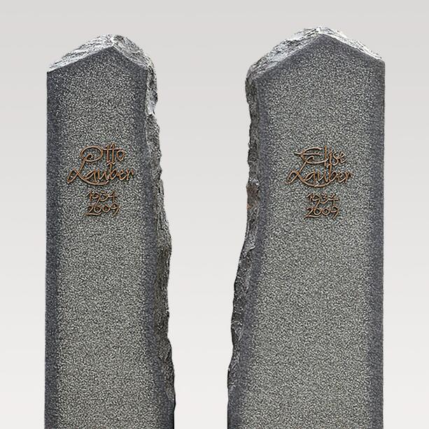 Zweiteiliges Granit Grabmal für ein Einzelgrab mit Rosenbaum - Magnus Rosa