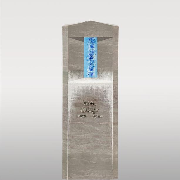 Moderner Urnengrabstein aus Kalkstein mit Glas Element in blau - Porta Aqua