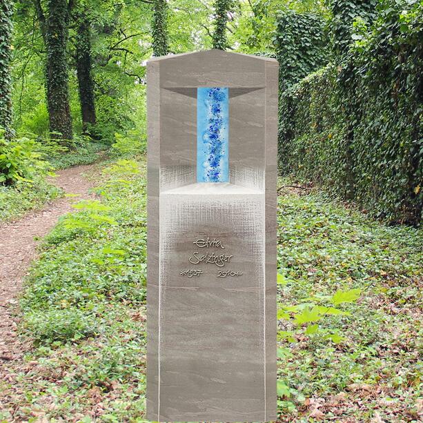 Moderner Doppelgrabstein aus Kalkstein mit Glas Element in blau - Porta Aqua