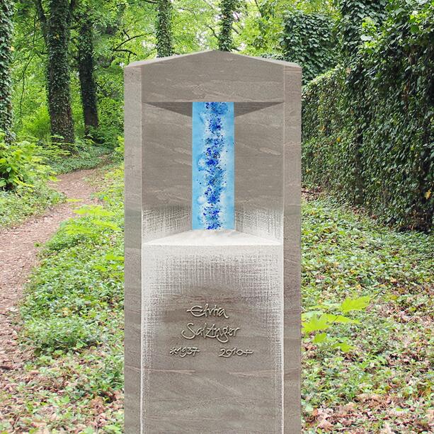 Moderner Doppelgrabstein aus Kalkstein mit Glas Element in blau - Porta Aqua