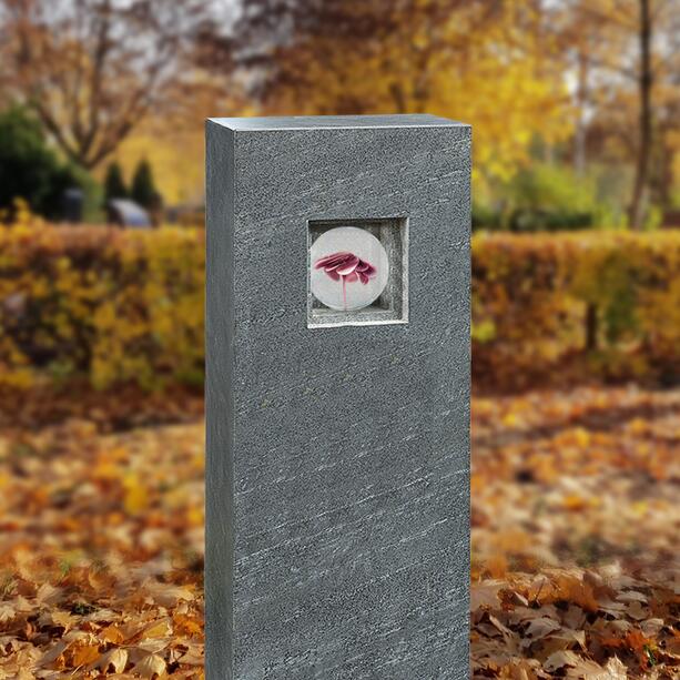 Urnengrab Grabdenkmal in Granit mit Glaskugel & Blumen Ornament - Geneviève Vetro