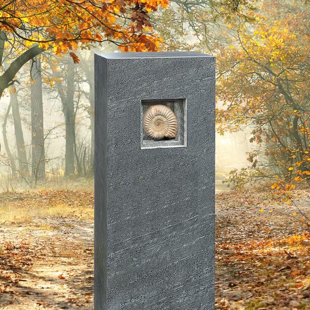Urnengrab Grabdenkmal in Granit mit historischem Ammoniten - Geneviève Passato