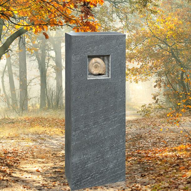 Einzelgrab Grabdenkmal in Granit mit historischem Ammoniten - Geneviève Passato