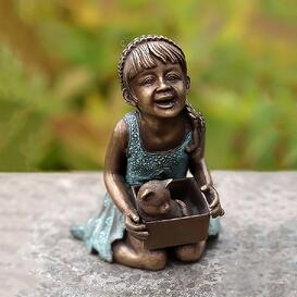 Lachendes Mädchen mit Kätzchen im Karton - Bronze...