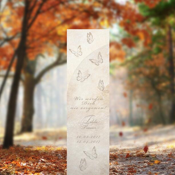 Helle Kalkstein Grabstele für ein Kindergrab mit Schmetterlingen - Albera