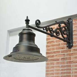 Stilvolle Wandleuchte aus Gusseisen mit Ornamenten im...