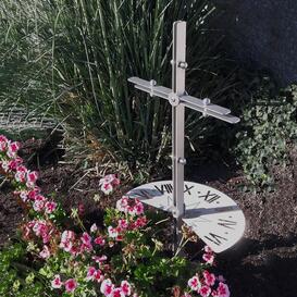 Elegantes Edelstahlkreuz mit Sonnenuhr rmisch - Kreuz