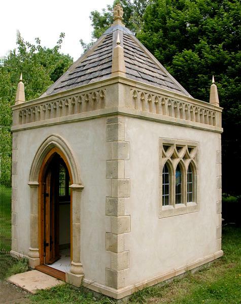 Geschlossener Pavillon aus Stein mit Obelisken - gotisches Design - Drayton Garden
