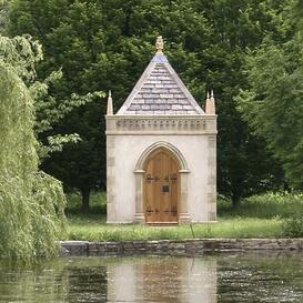 Geschlossener Pavillon aus Stein mit Obelisken -...
