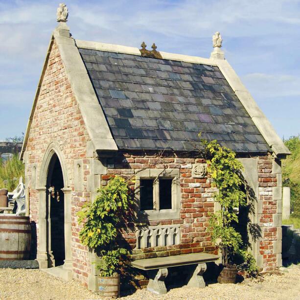 Antiker Steinpavillon geschlossen mit gotischen Bögen - Exford Chapell