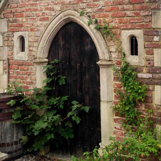 Antiker Steinpavillon geschlossen mit gotischen Bögen - Exford Chapell