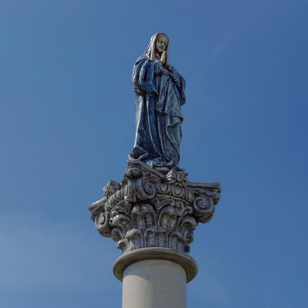 Eindrucksvolles Denkmal für den Friedhof - Steinguss Sockel mit Säule und Maria - Laria