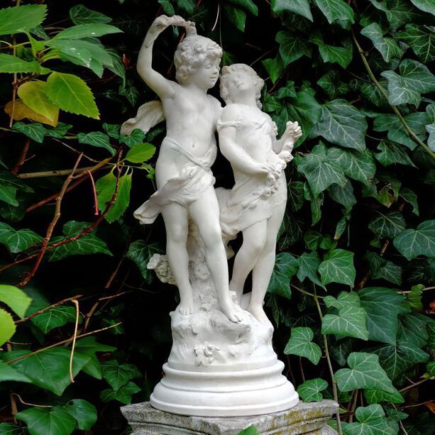 Romantische Skulptur für die Grabgestaltung - Junge & Mädchen aus Steinguss - Rosa & Alfio